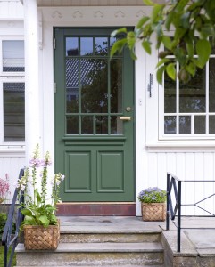 Ønsk velkommen med fargerik inngangsdør