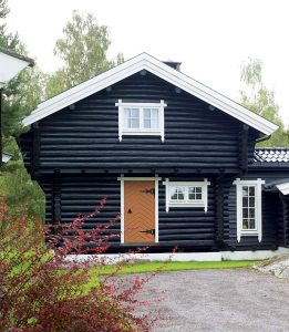 Jotun beis av laftet tømmerhytte