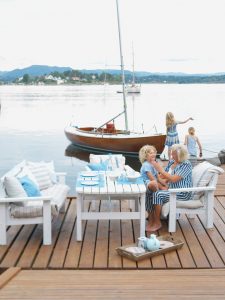 Jotun terrassetrender 2018. Barbeint bryggelykke på gulv behandlet med TREBITT Terrassebeis i fargen 623 Burmateak.