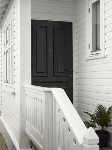 JOTUN 9918 Klassisk Hvit Dør JOTUN 9938 Dempet Sort