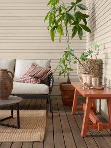 Jotun 20118 Amber Red. Veggen ses i fargen Jotun 1939 Sandbeige, og terrassen er beiset i den dempede fargen Trebitt 90028 Skyggebrun