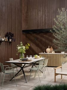 Utekjøkken med vegger beiset med Trebitt 0676 Tjærebrun