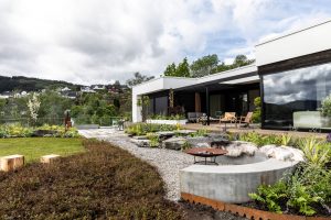 Ny uteplass med bålområde og sitteplass