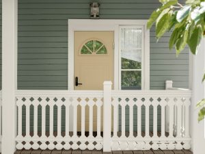Inngangspart på hus malt med Jotun