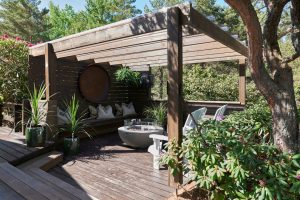 Pergola med utemøbler malt med Jotun