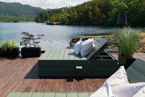 Eventyrlig oppussing spesialbygde solsenger malt med Drygolin Nordic Extreme i fargen Organic Green