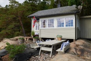 Hytte malt med DRYGOLIN Nordic Estreme i fargen 12076 Modern Beige