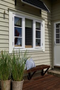 Hytte malt i Modern Beige og detaljer i Klassisk Hvit