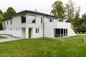 Hus malt i fargen Jotun 7043 Refleks