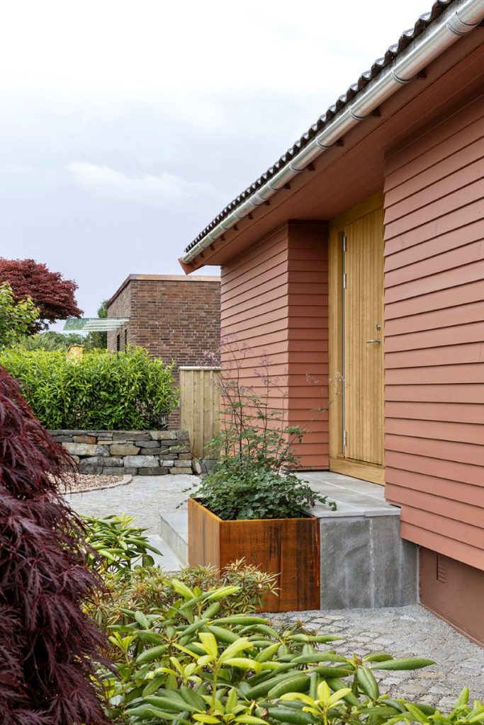 Inngangsparti på hus malt med Jotun 20118 Amber Red