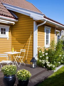 Hus malt med Jotun DRYGOLIN i fargen 0738 Herregårdsgul