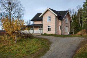 Hus malt i fargen JOTUN 0239 Mellomrosa med detaljer i 10784 Skyggehvit, 8413 Herregaardsgrønn og 0731 Demihvit