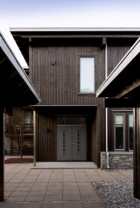 Mørkebrunt moderne hus malt i JOTUN TREBITT_0675_Seterbrun