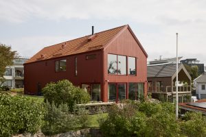 Moderne rødt hus malt med JOTUN DRYGOLIN Nordic Extreme Supermatt, farge 0025 Rørosrød